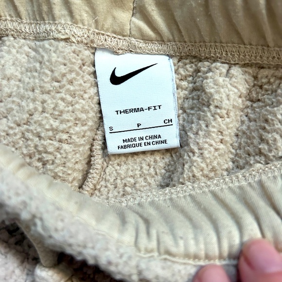 Comfy and warm Nike Therma-fit joggers, size small. - Picture 9 of 13